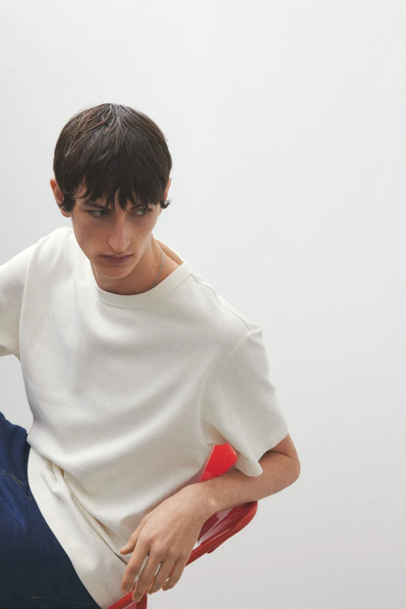 اتش اند ام تي-شيرت من نسيج الوافل بقصّة عادية